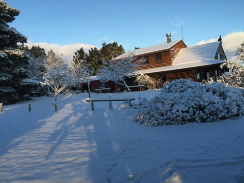 Eagles Range - Accommodation Main Beach 1