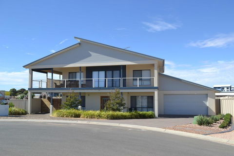 Gizmos Retreat - Accommodation Main Beach 0