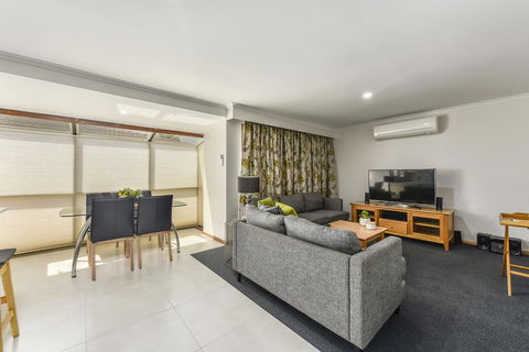 City Four Apartment - Accommodation Main Beach 2