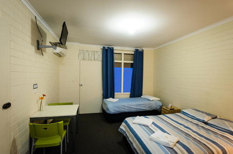 The Anglers Inn - Accommodation Main Beach 9