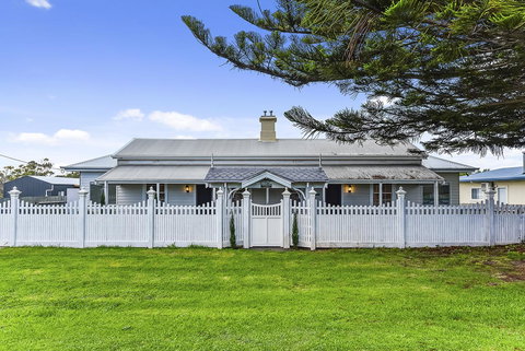 Railway Cottage In Beachport - Accommodation Main Beach 4