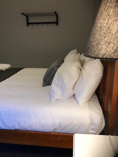 Cornwall Hotel - Accommodation Main Beach 9