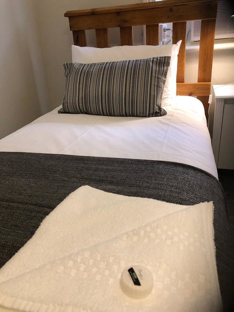 Cornwall Hotel - Accommodation Main Beach 11