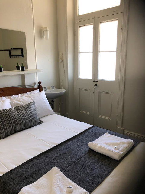 Cornwall Hotel - Accommodation Main Beach 7