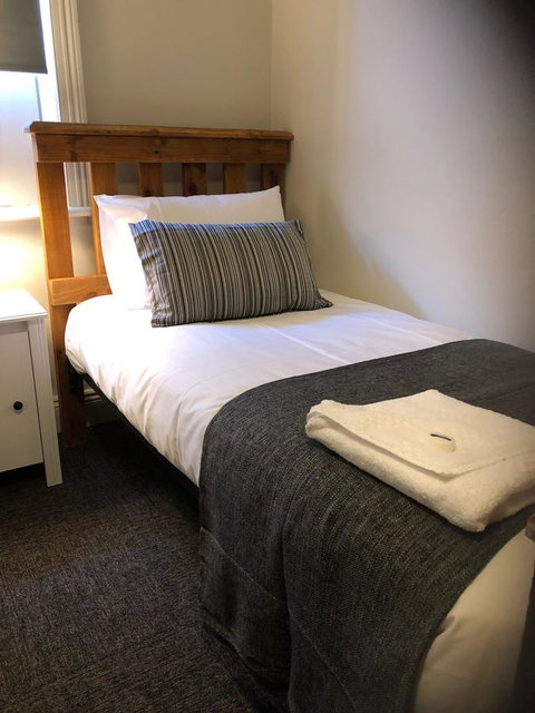 Cornwall Hotel - Accommodation Main Beach 12