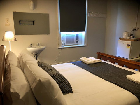 Cornwall Hotel - Accommodation Main Beach 16