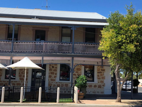 Cornwall Hotel - Accommodation Main Beach 1