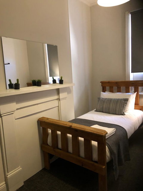 Cornwall Hotel - Accommodation Main Beach 15