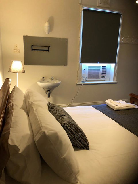 Cornwall Hotel - Accommodation Main Beach 5