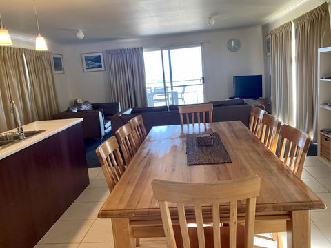 Bayview Beach House Apartment No 1 - Accommodation Main Beach 2