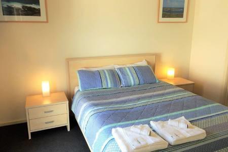 Bayview Beach House Apartment No 1 - Accommodation Main Beach 6