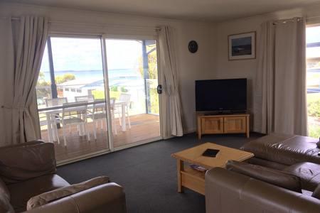 Bayview Beach House Apartment No 1 - Accommodation Main Beach 10