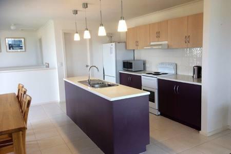 Bayview Beach House Apartment No 1 - Accommodation Main Beach 3