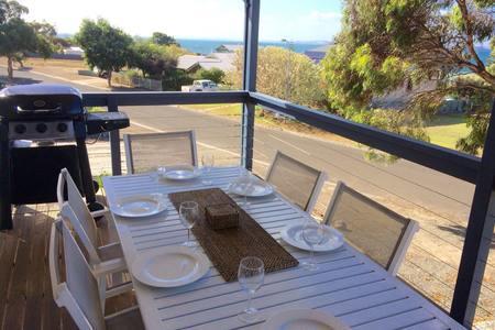 Bayview Beach House Apartment No 1 - Accommodation Main Beach 5