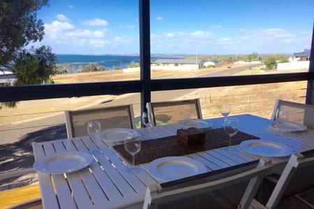 Bayview Beach House Apartment No 1 - Accommodation Main Beach 1