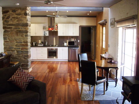 1860 Wine Country Cottages - Accommodation Main Beach 2