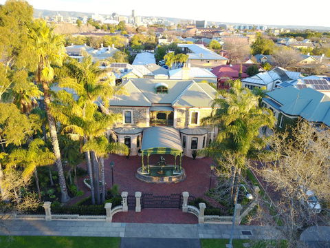 Grand Bluestone Mansion - Accommodation Main Beach 1
