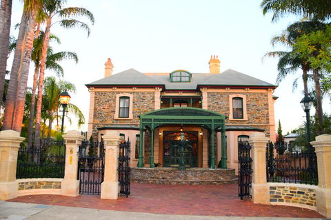 Grand Bluestone Mansion - Accommodation Main Beach 26