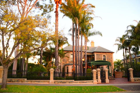 Grand Bluestone Mansion - Accommodation Main Beach 0