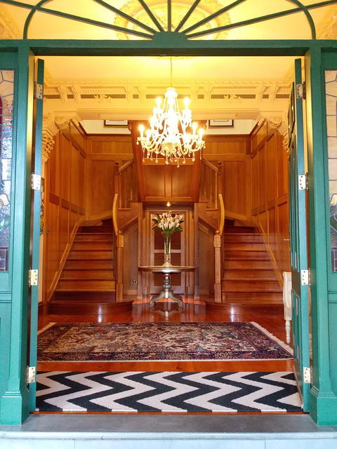 Grand Bluestone Mansion - Accommodation Main Beach 2