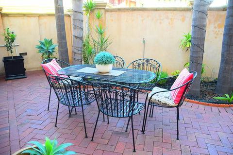 Grand Bluestone Mansion - Accommodation Main Beach 17
