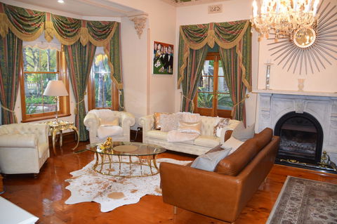 Grand Bluestone Mansion - Accommodation Main Beach 4