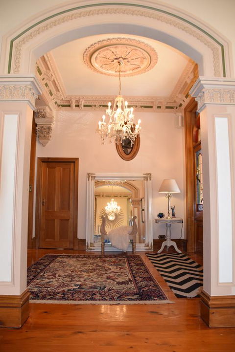Grand Bluestone Mansion - Accommodation Main Beach 10