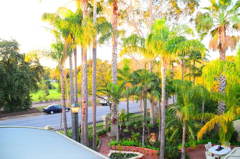 Grand Bluestone Mansion - Accommodation Main Beach 23