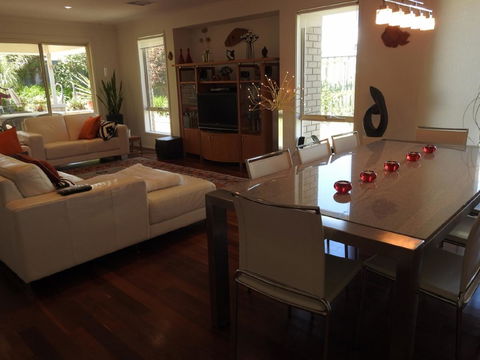 Sanctuary In The Valley - Accommodation Main Beach 12