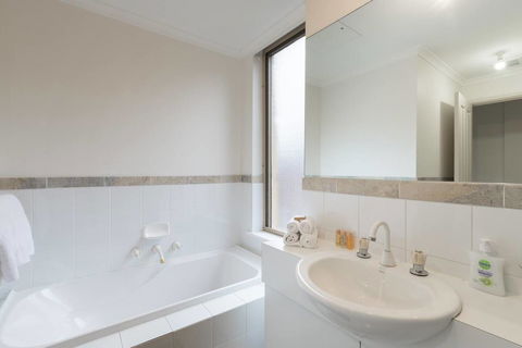 One Bedroom In Adelaideâ€™s East End FREE WIFI*Netflix*Parking - Accommodation Main Beach 11