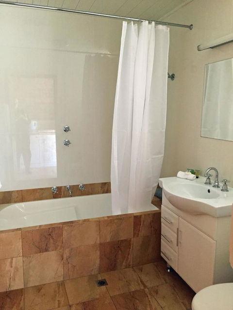 Coonawarra Place Motor Inn - Accommodation Main Beach 7