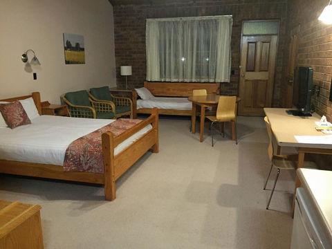 Coonawarra Place Motor Inn - Accommodation Main Beach 1