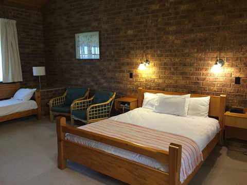 Coonawarra Place Motor Inn - Accommodation Main Beach 8