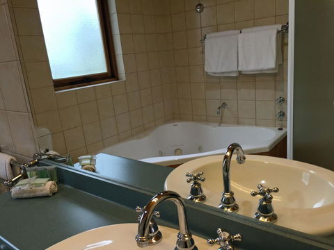 Coonawarra Place Motor Inn - Accommodation Main Beach 40