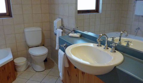 Coonawarra Place Motor Inn - Accommodation Main Beach 18