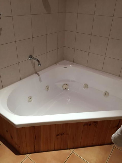 Coonawarra Place Motor Inn - Accommodation Main Beach 15