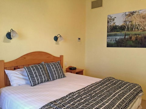 Coonawarra Place Motor Inn - Accommodation Main Beach 2