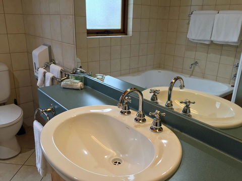 Coonawarra Place Motor Inn - Accommodation Main Beach 44