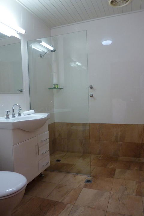 Coonawarra Place Motor Inn - Accommodation Main Beach 13