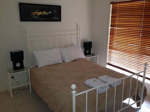 Shiraz Cottage - Accommodation Main Beach 2