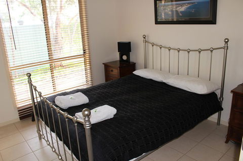 Shiraz Cottage - Accommodation Main Beach 3