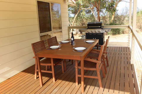 Shiraz Cottage - Accommodation Main Beach 1