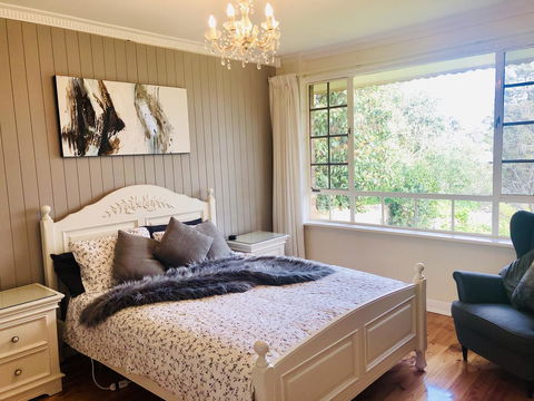 Stunning House With Beautiful Entertainment Area!! - Accommodation Main Beach 2
