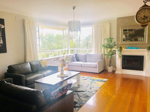 Stunning House With Beautiful Entertainment Area!! - Accommodation Main Beach 1