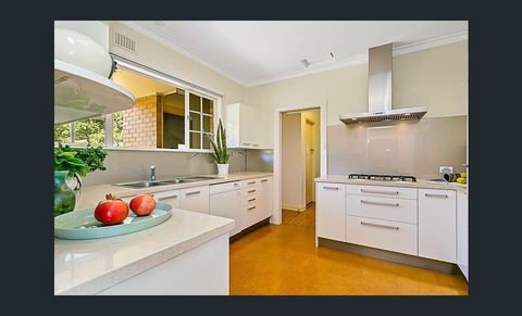 Stunning House With Beautiful Entertainment Area!! - Accommodation Main Beach 9