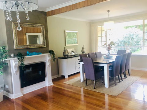 Stunning House With Beautiful Entertainment Area!! - Accommodation Main Beach 4
