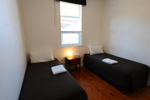 Glenelg Holiday Apartments-Ellis - Accommodation Main Beach 9