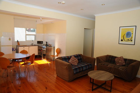 Glenelg Holiday Apartments-Ellis - Accommodation Main Beach 6