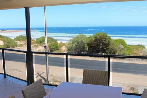 The Lighthouse - Beachfront Accommodation - Accommodation Main Beach 9