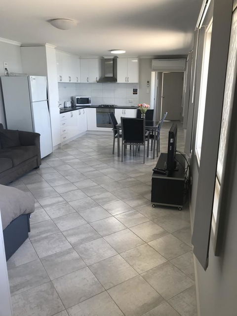 Beachside & Jetty View Apartment 6 - Captain\'s Apt - Accommodation Main Beach 4